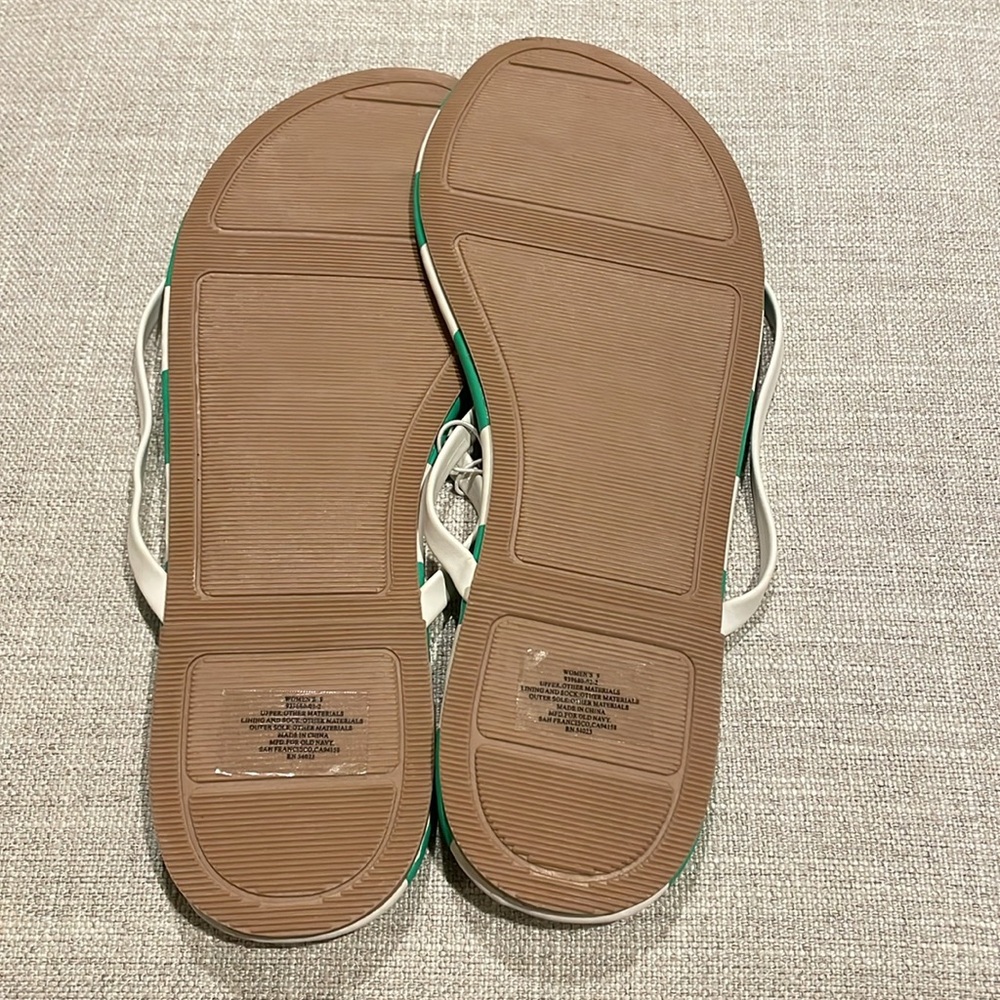 NWT ✨ Old Navy Women’s Green and White Striped Flip Flops Size 9 - Picture 3 of 3